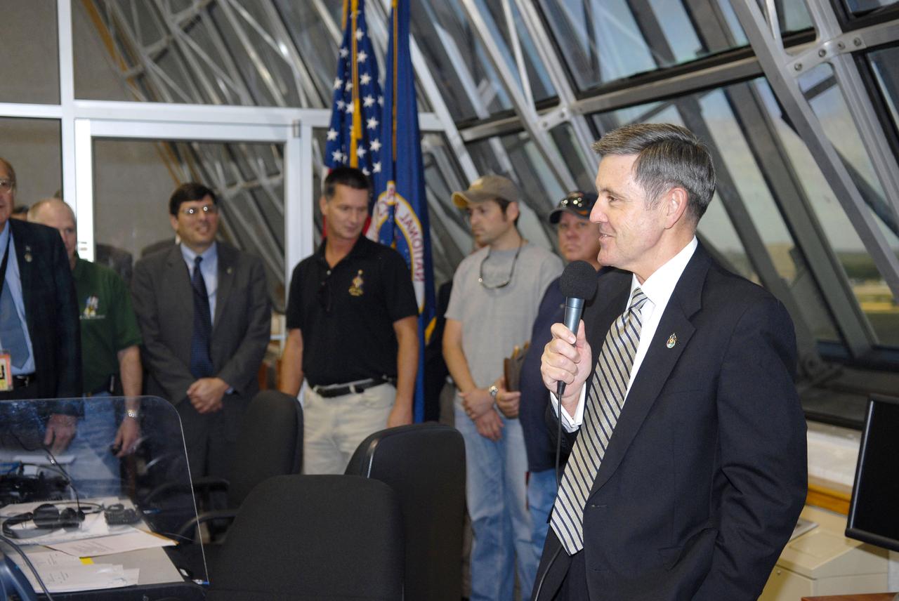 STS129-S-059 (16 Nov. 2009) --- In Firing Room 4 of NASA Kennedy Space Center's Launch Control Center, Kennedy Director Bob Cabana congratulates the launch team upon the successful launch of Space Shuttle Atlantis. Liftoff of Atlantis from Launch Pad 39A on its STS-129 mission to the International Space Station came at 2:28 p.m. (EST) Nov. 16, 2009.