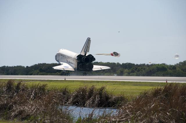 NASA image: STS-133 landing at KSC