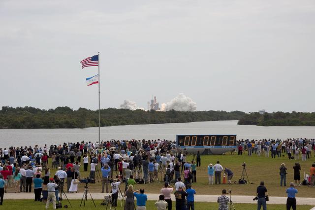 NASA image: Spectators watch the Final Launch of STS-135 Atlantis