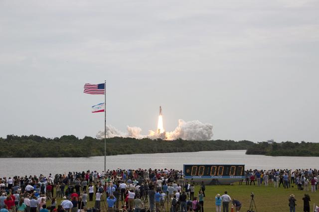 NASA image: Spectators watch the Final Launch of STS-135 Atlantis