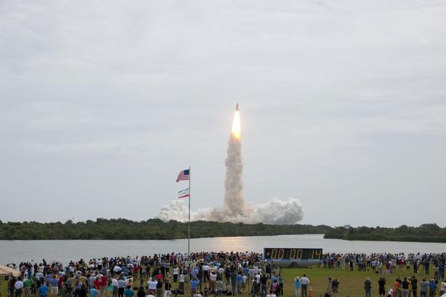 NASA image: Spectators watch the Final Launch of STS-135 Atlantis