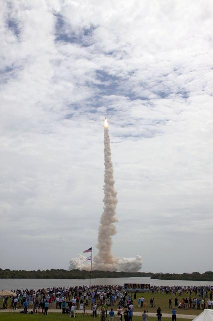 NASA image: Spectators watch the Final Launch of STS-135 Atlantis