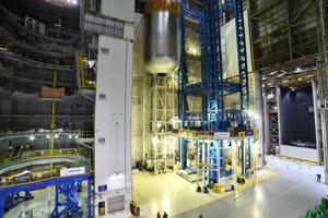 Crews Lift SLS Liquid Oxygen Tank into Cell D at NASA Michoud