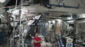 jsc2021m000145_Shannon_Walker_conducts_test_with_Astrobee